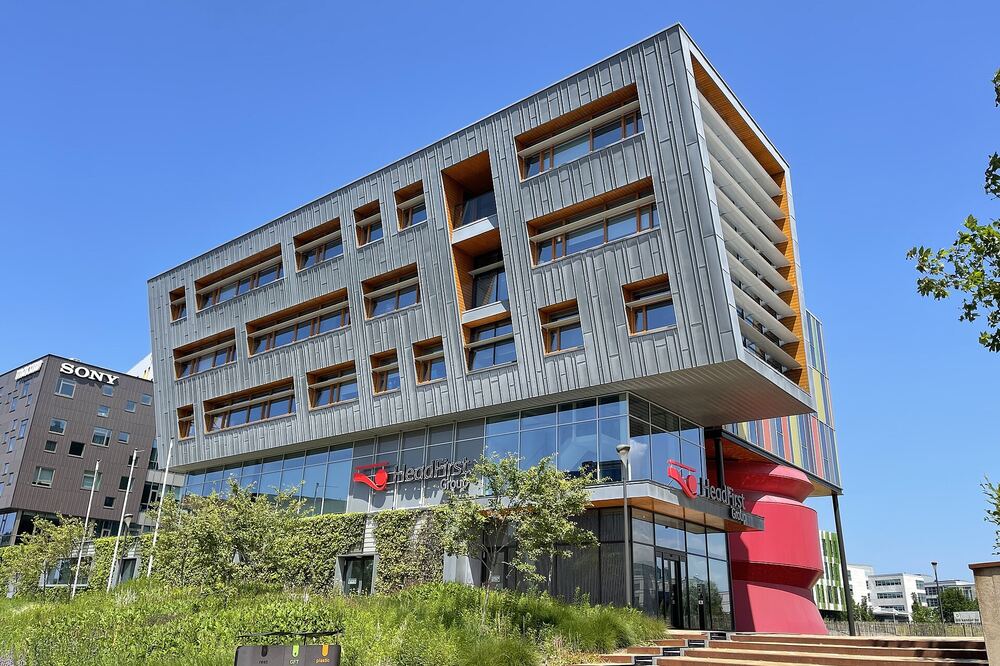 Modern kantoorgebouw aan de Taurusavenue in Hoofddorp