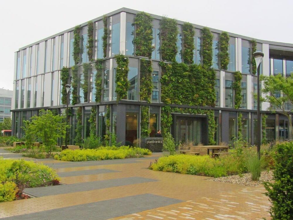 Gebouw met groene gevel en beplanting aan de Parallelweg in Hoofddorp